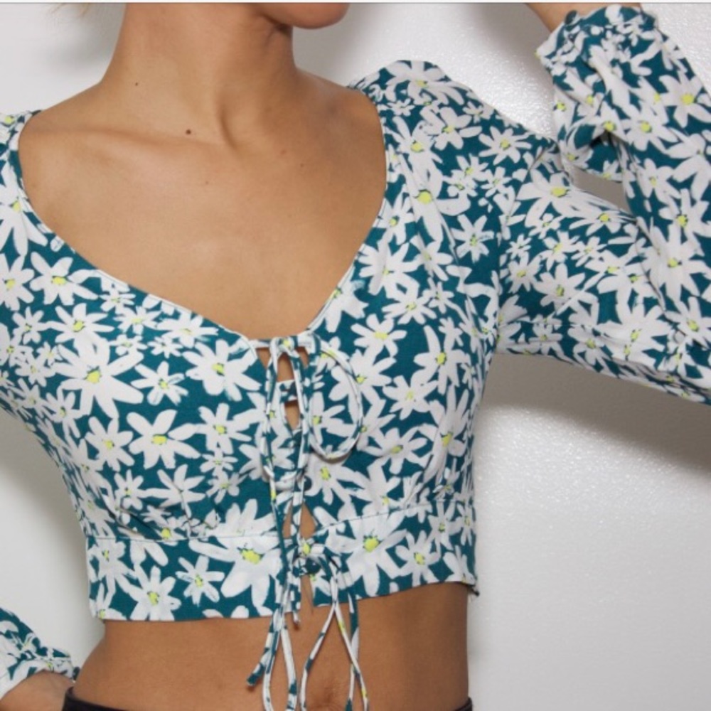 Zara’s Long Sleeve Crop Top